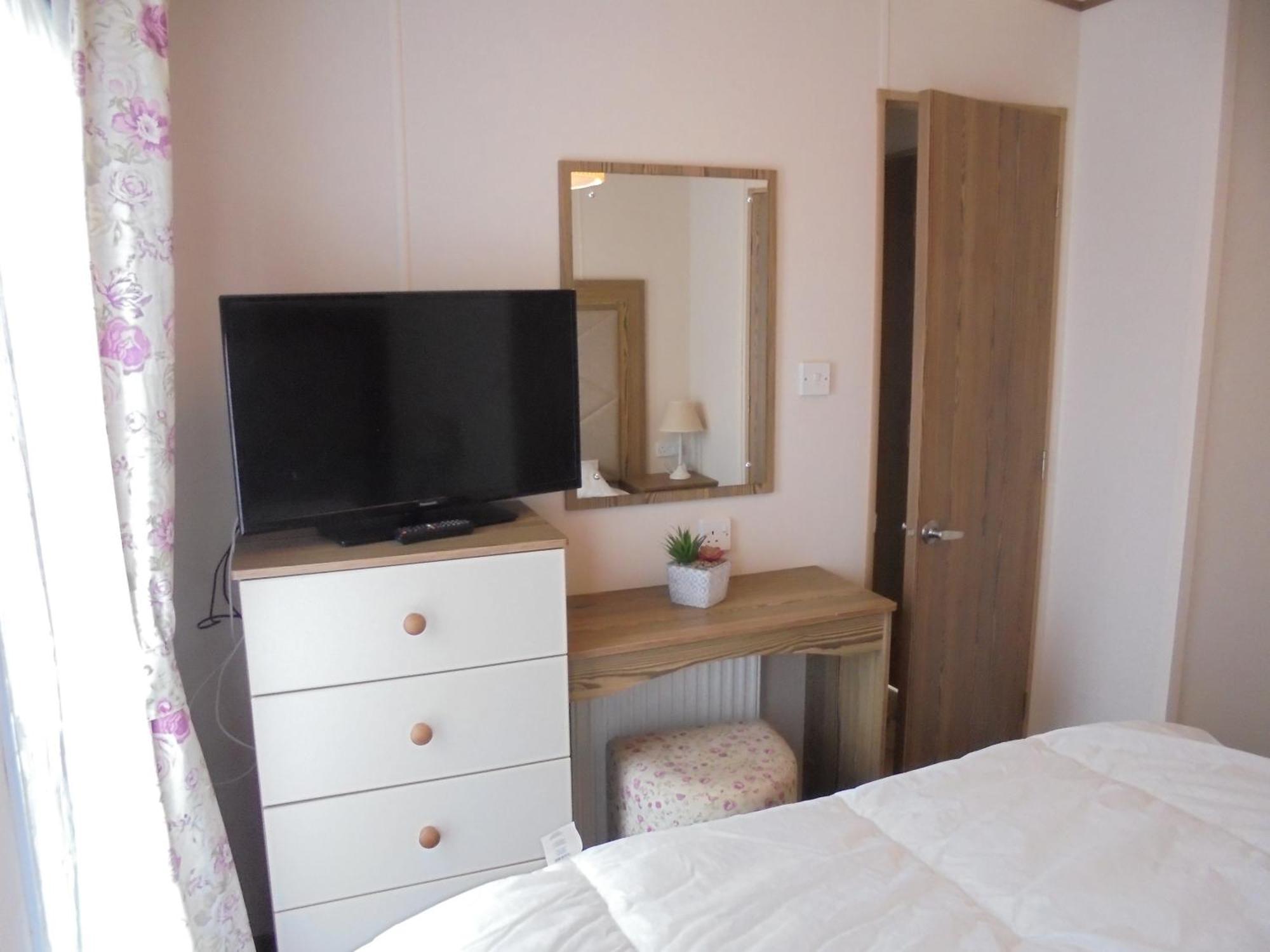 The Grange Ingoldmells: Elan 6 Berth, Central Heated, Wrap Around Decking Екстериор снимка
